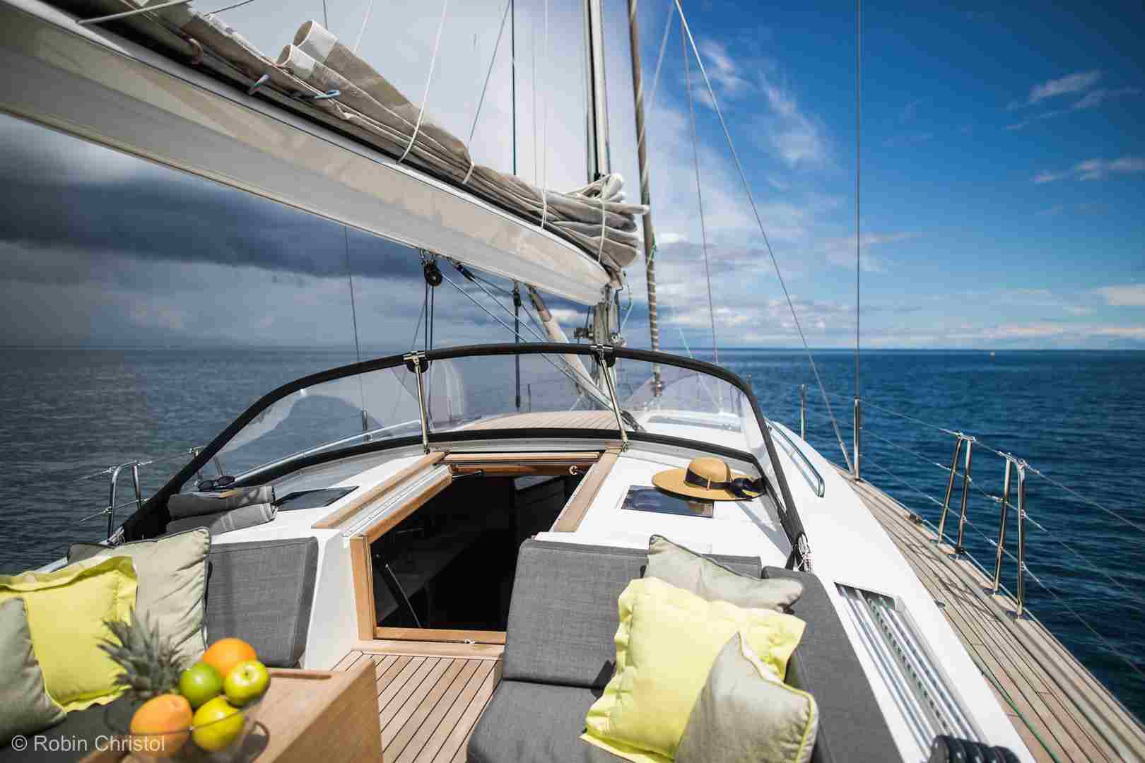 Cockpit avec ses aménagement du voilier de luxe Pilot Saloon 42. Sellerie verte et pont en teck bois