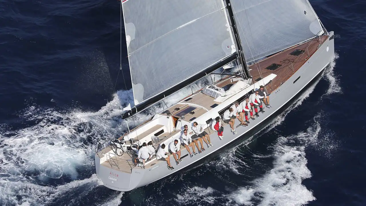 Centurion 57 en navigation avec un équipage, voilier de luxe, navigation, voile de luxe