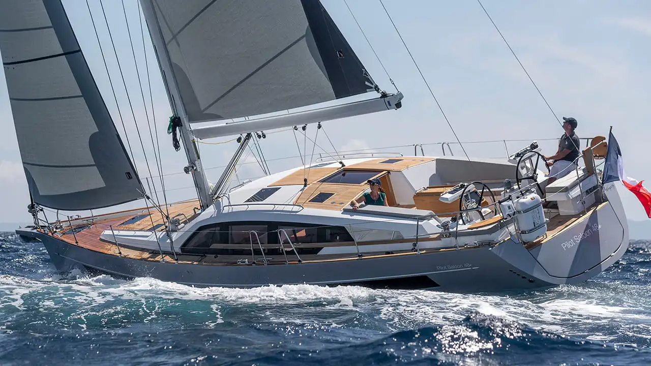 Pilot Saloon 48e en navigation, croisière de luxe, navigation, luxe