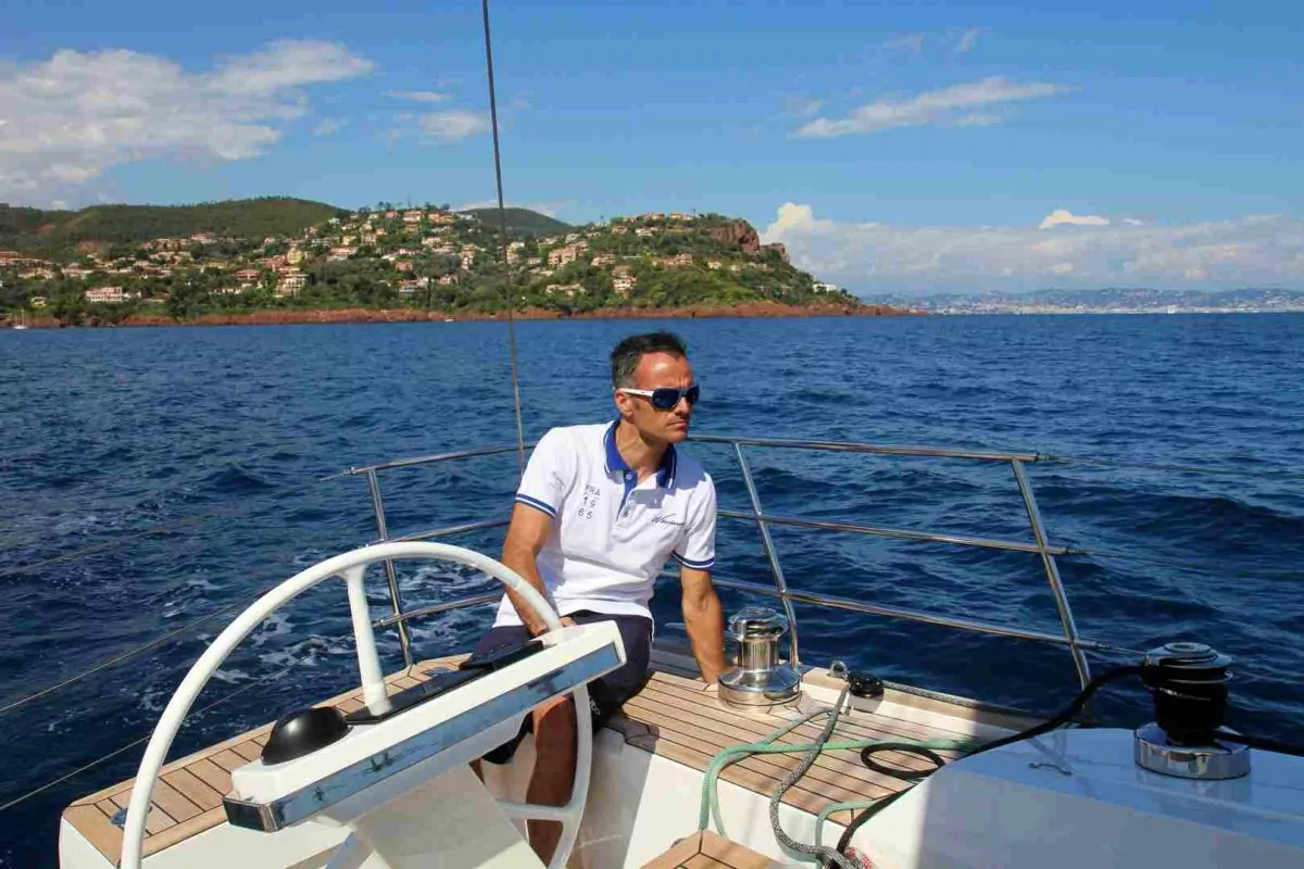 FRANCK CAMMAS PREND LA BARRE DU PILOT SALOON 42